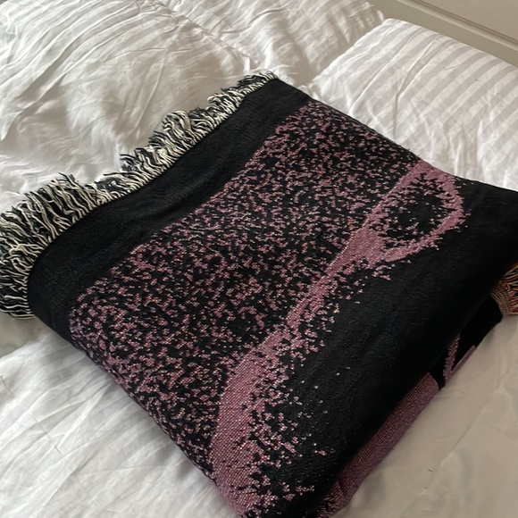 Ariana grande positions blanket! - Picture 7 of 7